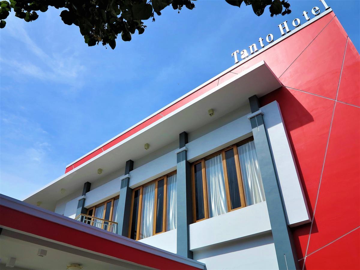Tanto Hotel Waingapu Exterior photo