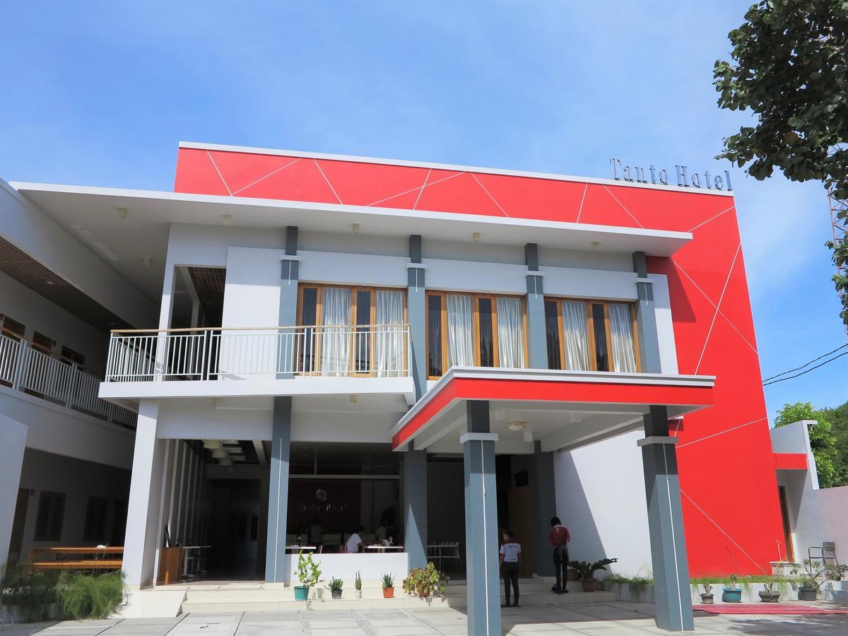 Tanto Hotel Waingapu Exterior photo