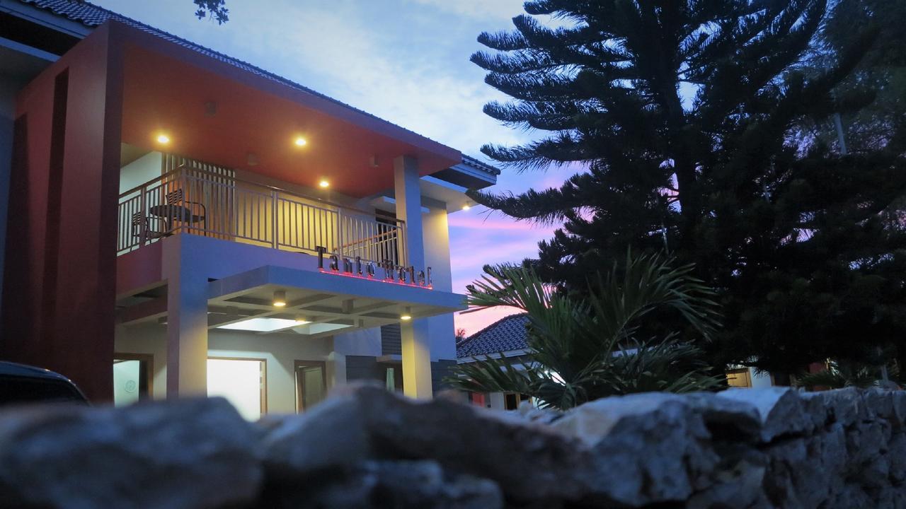 Tanto Hotel Waingapu Exterior photo