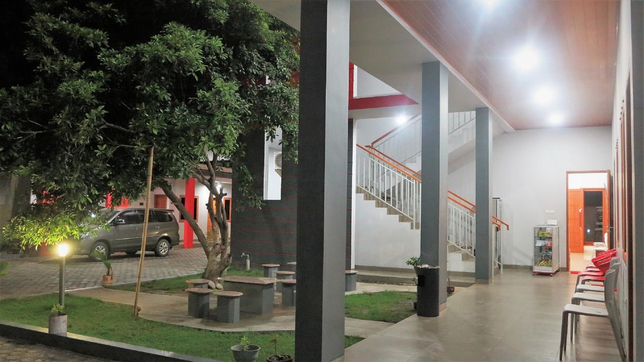 Tanto Hotel Waingapu Exterior photo